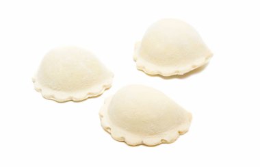 Taze mantı makarna izole 