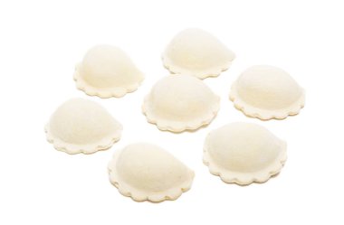 Taze mantı makarna izole 