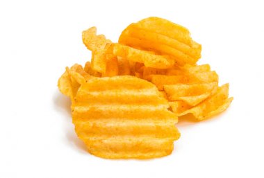 dalgalı patates cipsi izole 