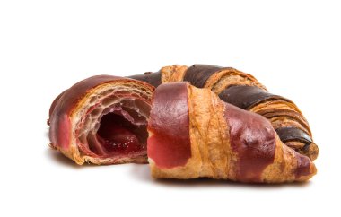 Amerikan çikolatalı kruvasan izole 
