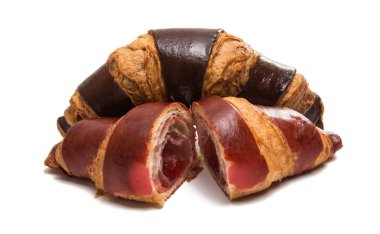 Amerikan çikolatalı kruvasan izole 