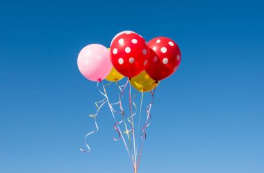 uçan renkli balonlar 