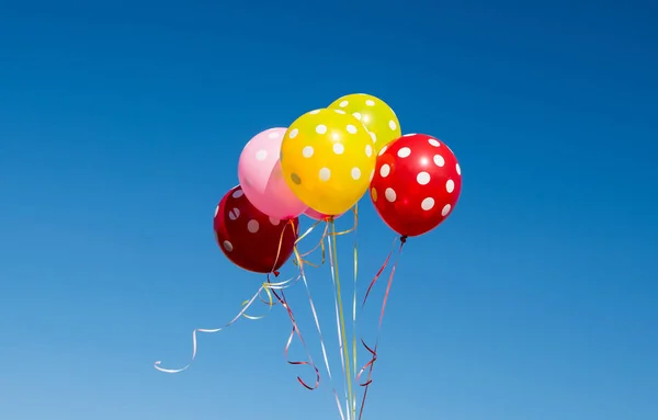 Balões voadores coloridos — Fotografia de Stock