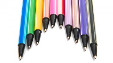 İzole renkli kalemler 