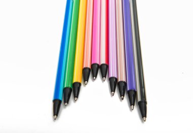 İzole renkli kalemler 