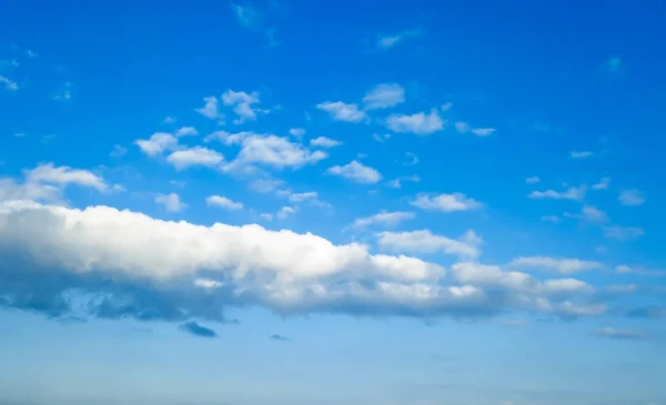 Cielo azul con nubes blancas —  Fotos de Stock