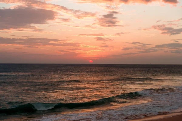 Puesta de sol en la costa del Océano Índico —  Fotos de Stock