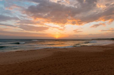 Hint Okyanusu kıyısında günbatımı