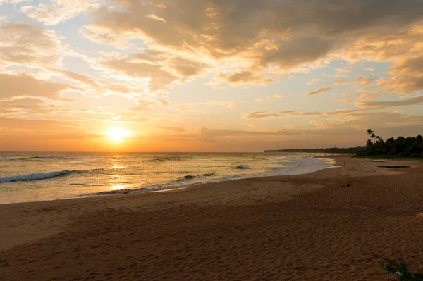 Coucher de soleil sur la côte de l'océan Indien — Photo