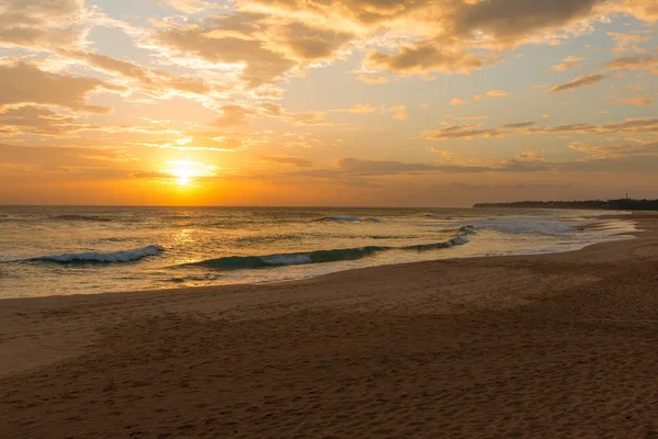 Solnedgång på Indiska oceanen kusten — Stockfoto