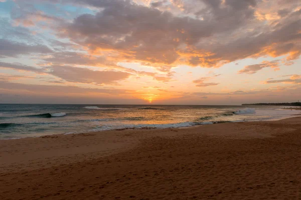 Hint Okyanusu kıyısında günbatımı