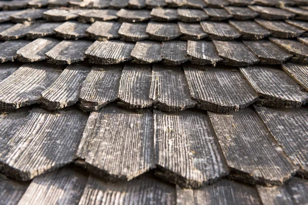 Stará dřevěná střecha s suché listí na něm. — Stock fotografie