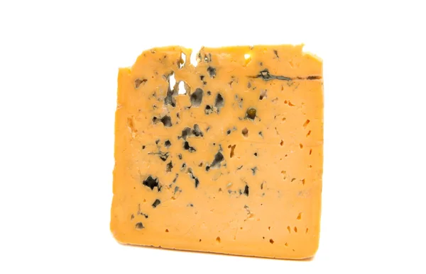 Синий сыр с плесенью изолированы на белом фоне — стоковое фото