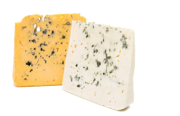 Formaggio blu con stampo isolato su sfondo bianco — Foto Stock