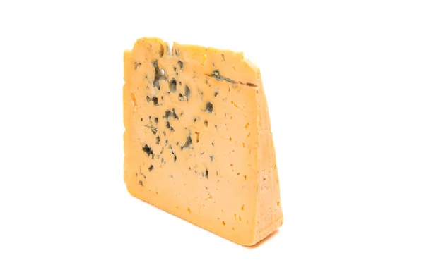 하얀 배경에 곰팡이 가나 있는 푸른 치즈 — 스톡 사진