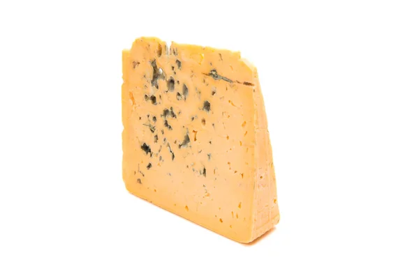 Fromage bleu avec moisissure isolé sur fond blanc — Photo