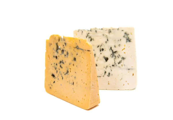 Fromage bleu avec moisissure isolé sur fond blanc — Photo