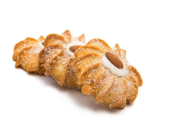 Kekse mit Mandeln isoliert — Stockfoto
