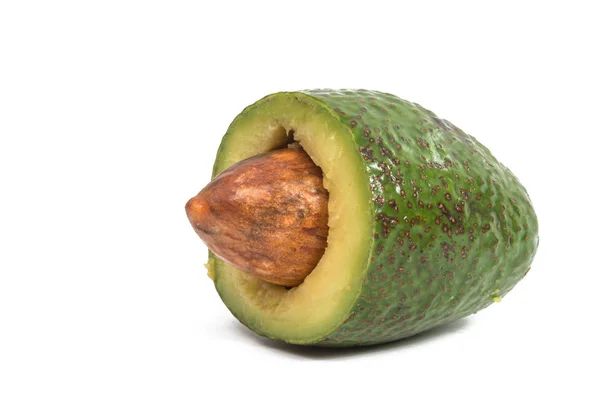 Avocado met steen geïsoleerd — Stockfoto