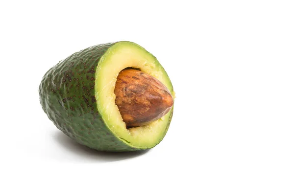 Avocado met steen geïsoleerd — Stockfoto