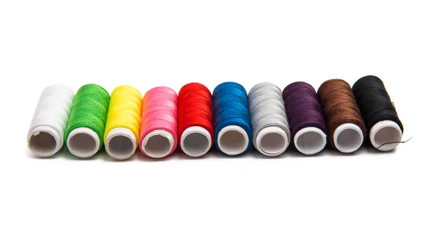 Kolorowe nici na białym tle — Zdjęcie stockowe