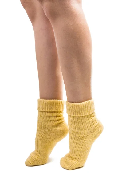 Warme sokken op benen geïsoleerd — Stockfoto