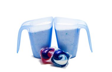 Bir ölçme fincan izole çamaşır tozu 