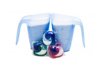 Bir ölçme fincan izole çamaşır tozu 