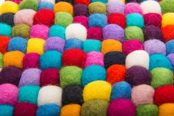 Цветные войлочные шарики — стоковое фото