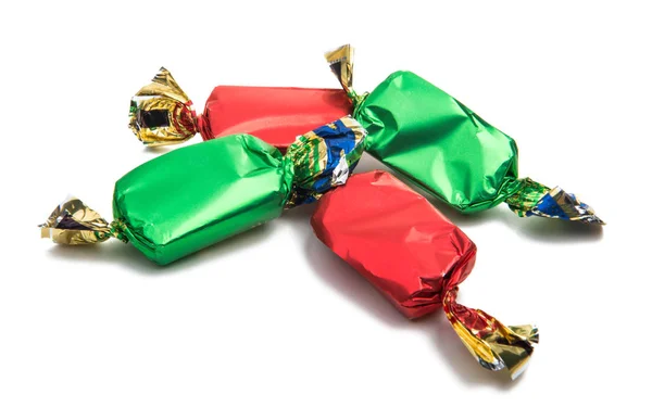 Choklad godis i wrapper isolerade — Stockfoto