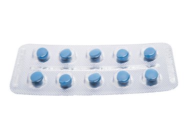 Beyaz arkaplanda izole edilmiş hapların paketlenmesi