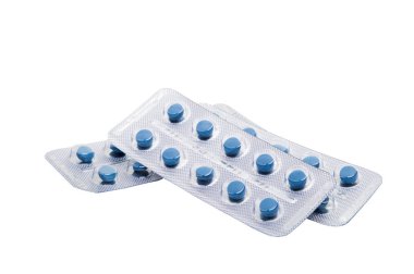 Beyaz arkaplanda izole edilmiş hapların paketlenmesi