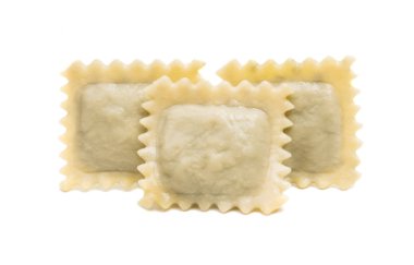 Ravioli beyaz arkaplanda izole edildi