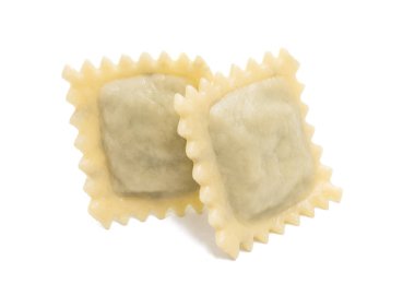 Ravioli beyaz arkaplanda izole edildi