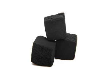 Hindistan cevizi kömür beyaz zemin üzerinde bir nargile için küp. 