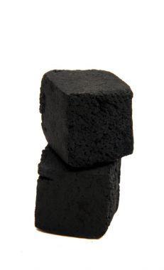 Hindistan cevizi kömür beyaz zemin üzerinde bir nargile için küp. 