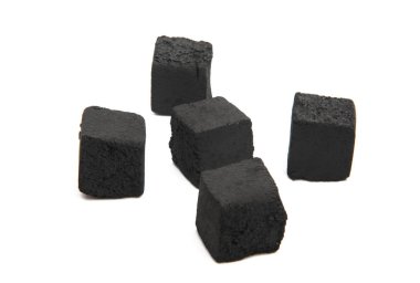 Hindistan cevizi kömür beyaz zemin üzerinde bir nargile için küp. 