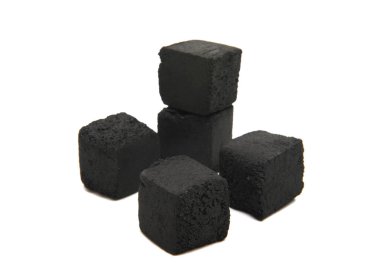 Hindistan cevizi kömür beyaz zemin üzerinde bir nargile için küp. 