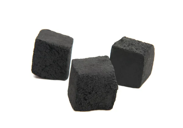 Cubos de carvão de coco para um narguilé em um fundo branco . — Fotografia de Stock