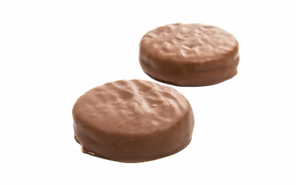 Sanduíche de biscoito de chocolate em esmalte de chocolate isolado — Fotografia de Stock