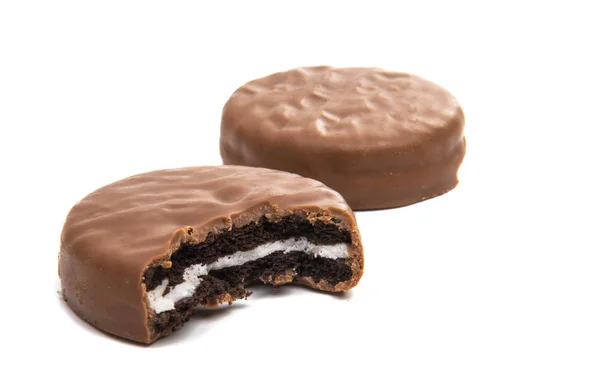 Chocolade biscuit sandwich in chocolade glazuur geïsoleerd — Stockfoto
