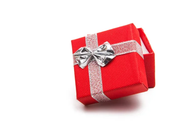 Izole kırmızı hediye kutusu — Stok fotoğraf
