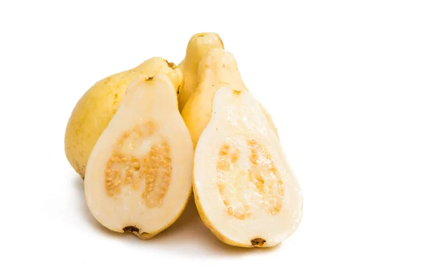 Owoce na białym tle guawa — Zdjęcie stockowe