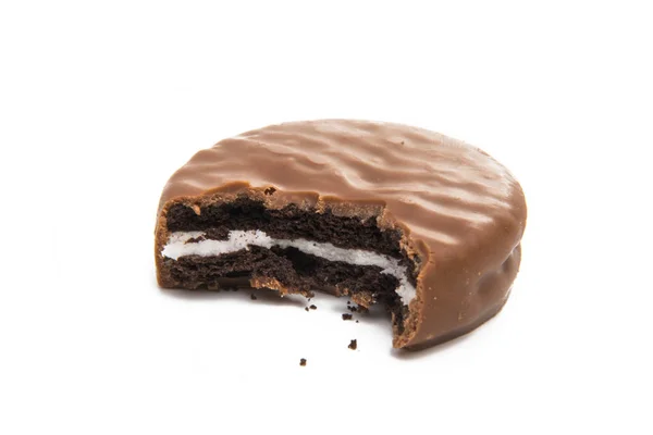 Biscoitos duplos em chocolate isolado — Fotografia de Stock