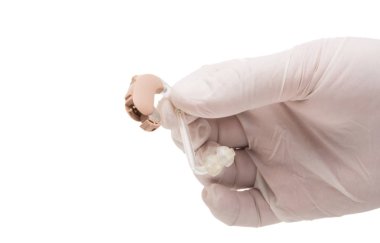 Doktorun elinde bir işitme cihazı 