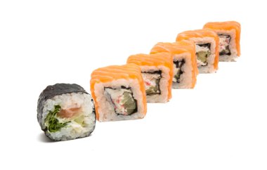 Japon suşi rulo izole