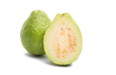 Yeşil guava izole 