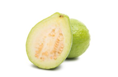 Yeşil guava izole 