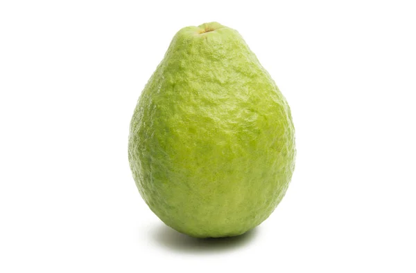 Yeşil guava izole — Stok fotoğraf
