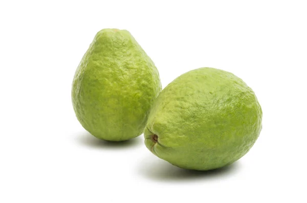 Gröna guava isolerade — Stockfoto